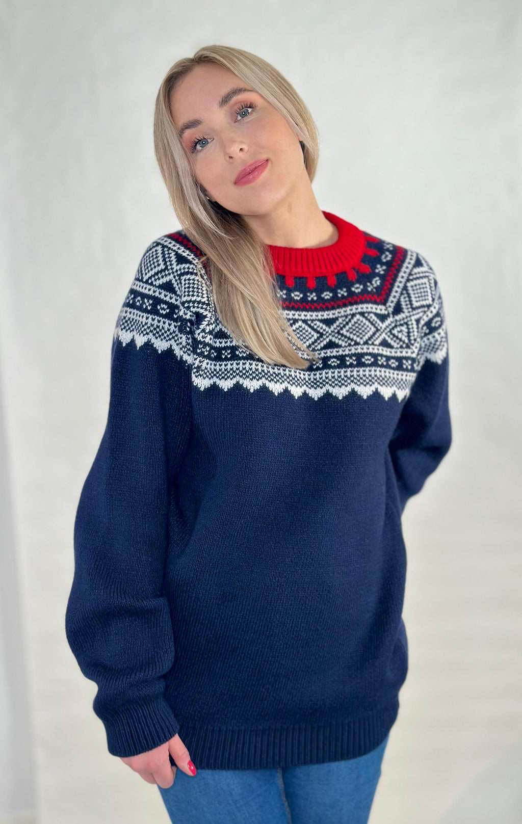 Alpakka-genser i blått, rødt og hvitt mønster