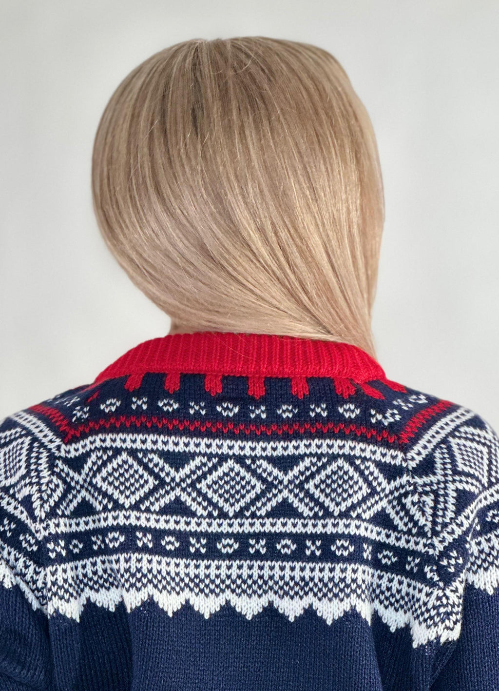 Alpakka-genser i blått, rødt og hvitt mønster