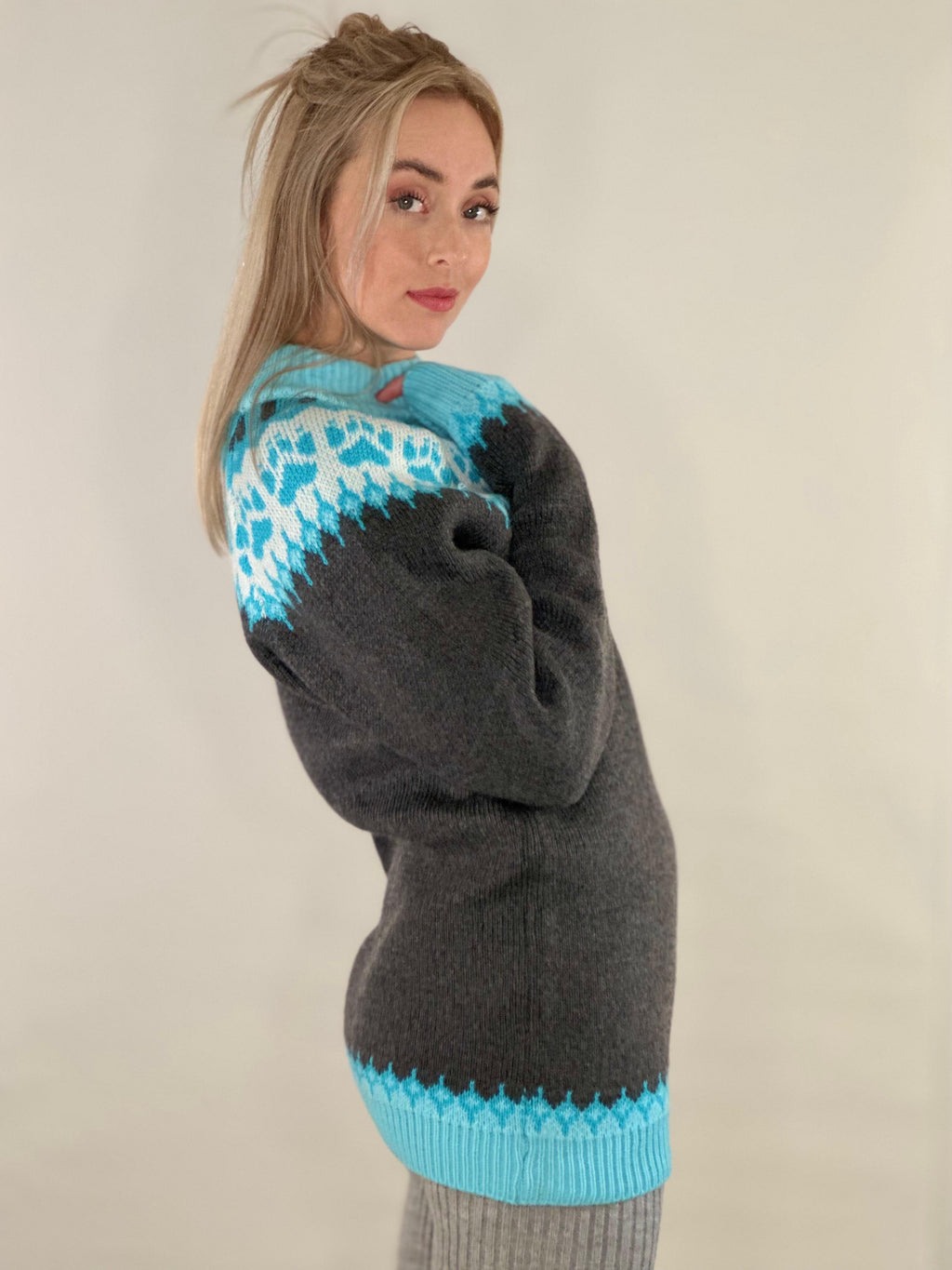 Alpakka-ullgenser i mørk, blå og hvit mønster