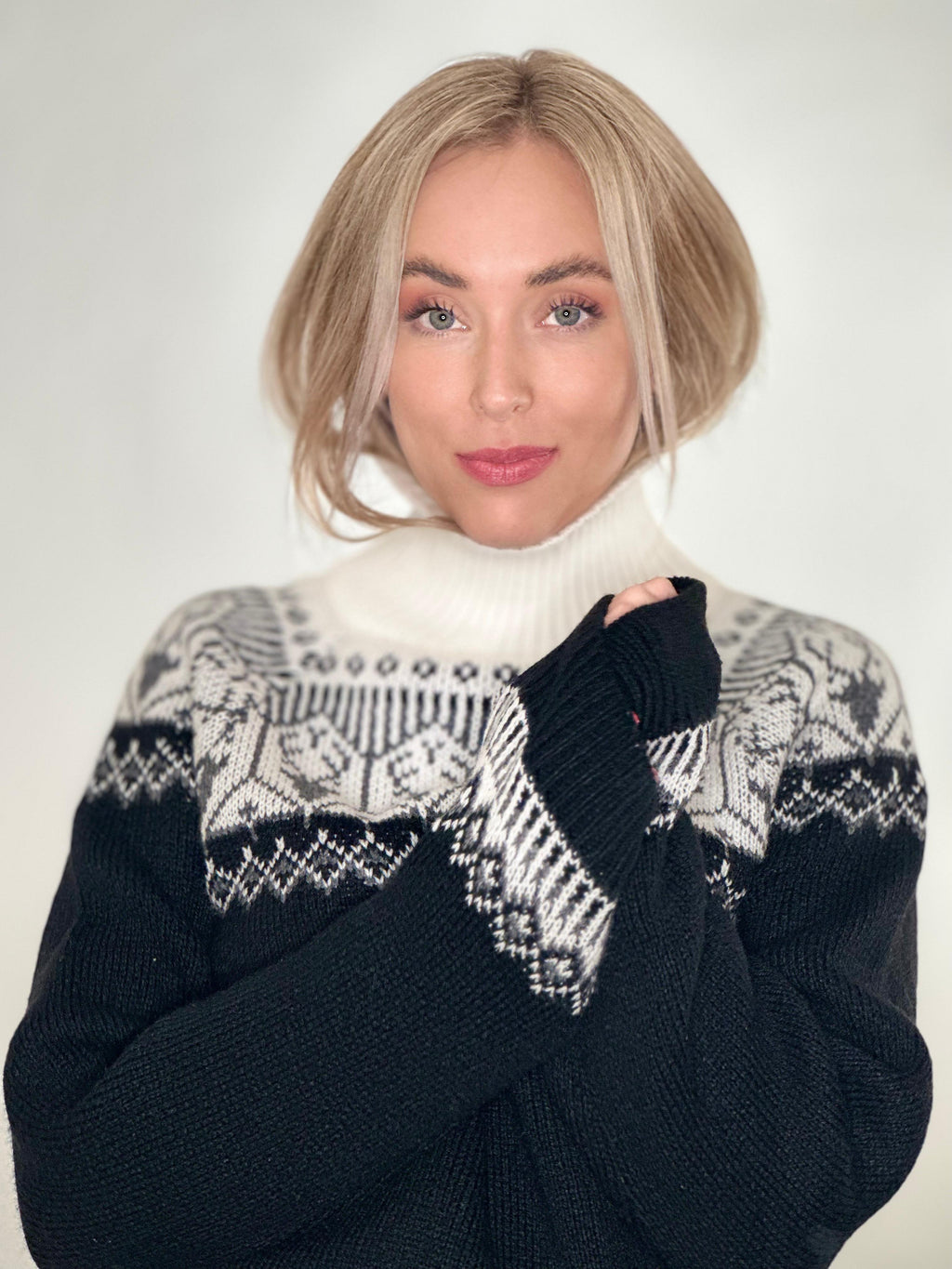 Alpakka-genser i marinblå og hvit mønster