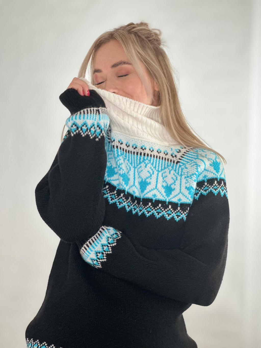 Alpakka-ullgenser i mørk, blå og hvit mønster