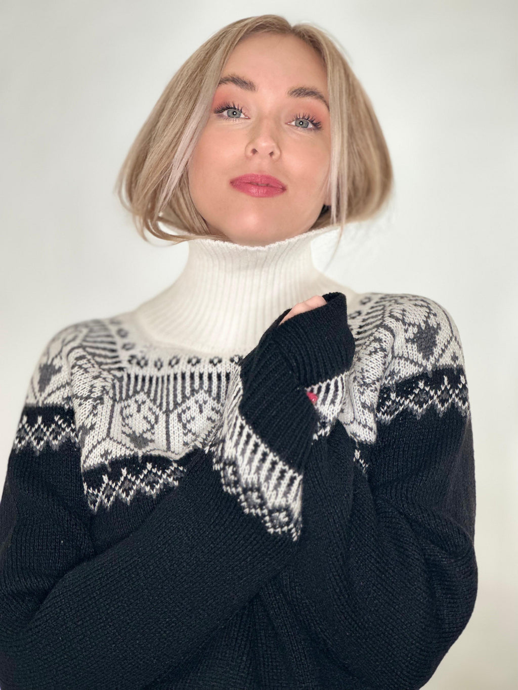 Alpakka-genser i marinblå og hvit mønster